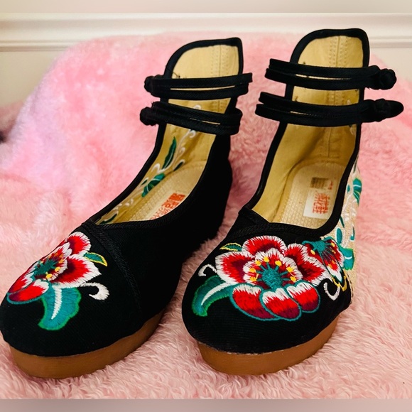 Vintage Chinese Floral Hibiscus Embroidery Strappy Round Toe Platform Wedges - Picture 7 of 16